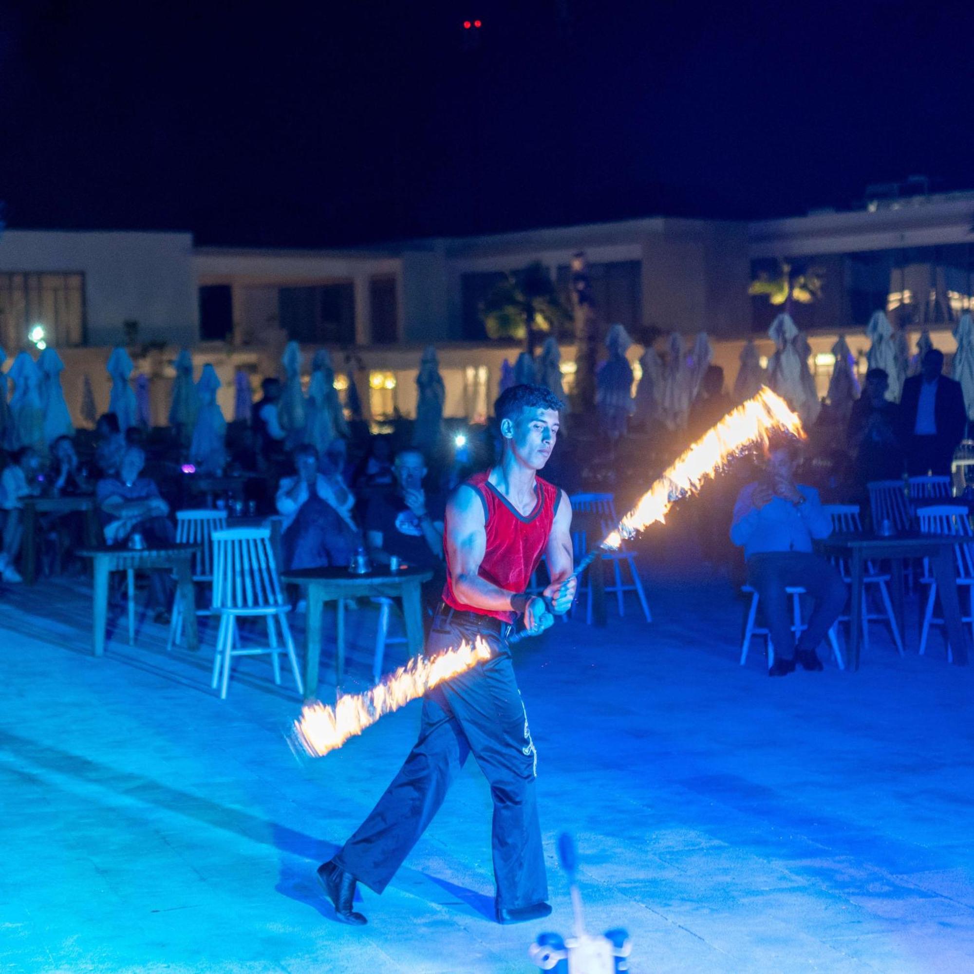 Radisson Blu Resort Αλ Χοσέιμα Εξωτερικό φωτογραφία Fire fan performance
