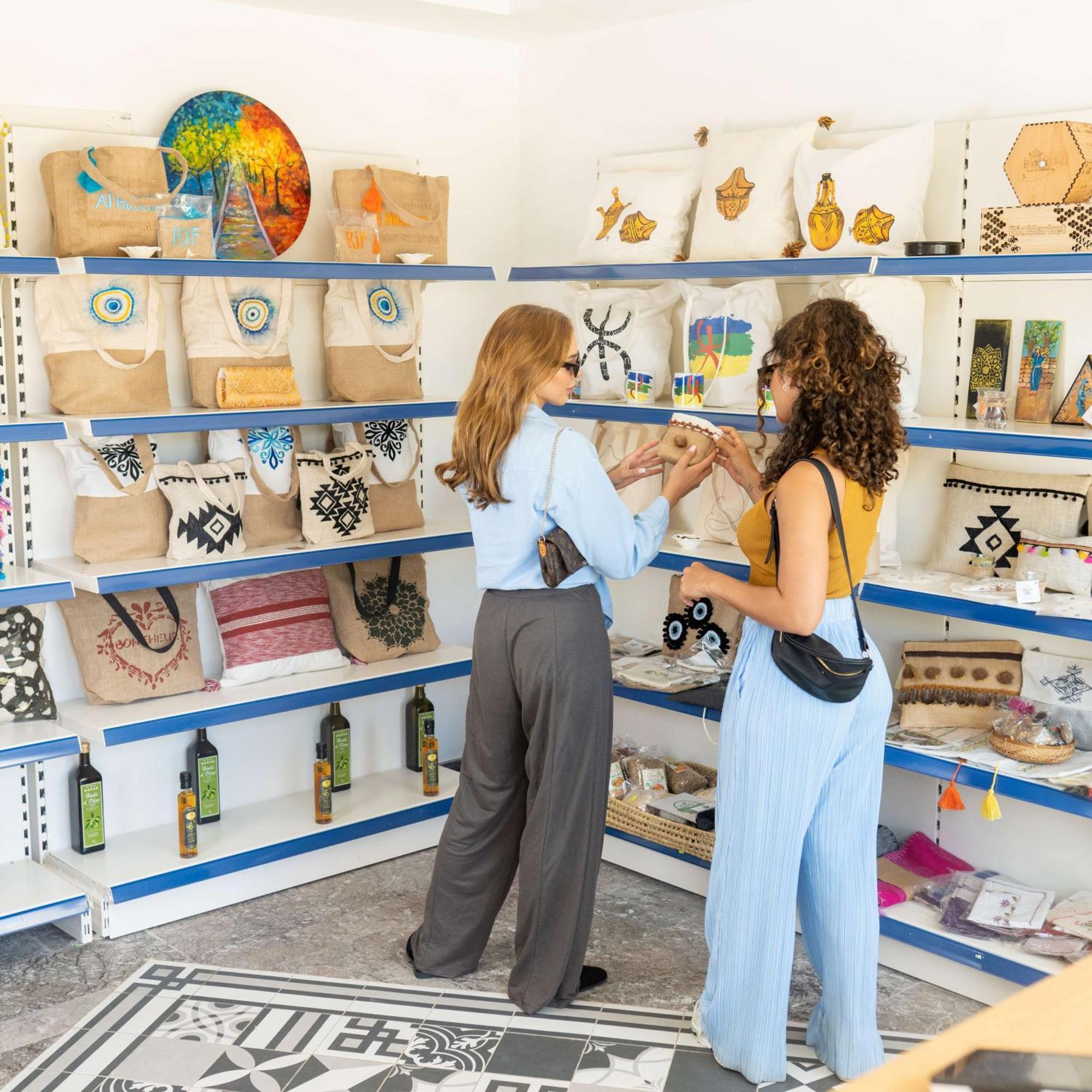 Radisson Blu Resort Αλ Χοσέιμα Εξωτερικό φωτογραφία Souvenir shop in Santorini, Greece