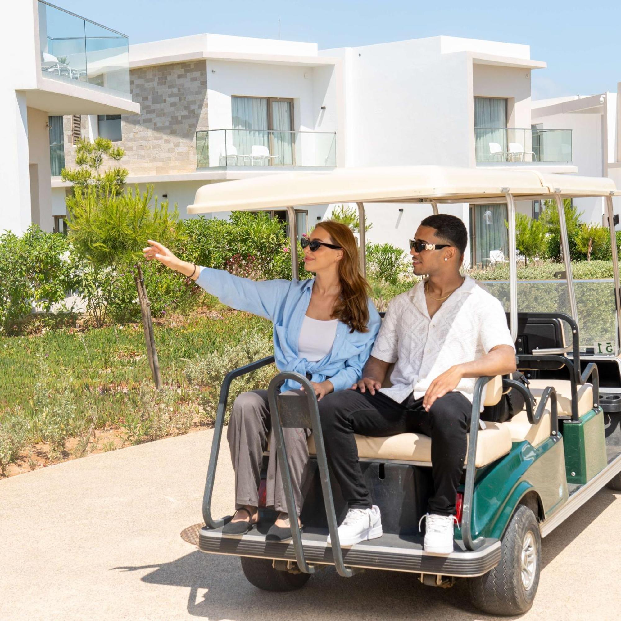 Radisson Blu Resort Αλ Χοσέιμα Εξωτερικό φωτογραφία Golf cart