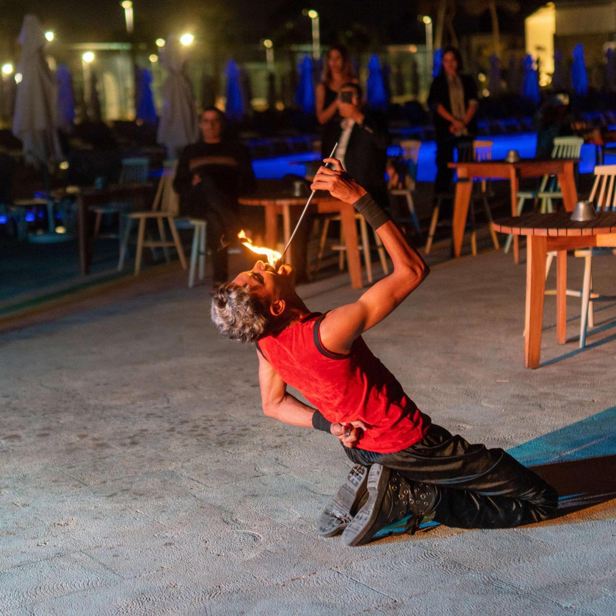 Radisson Blu Resort Αλ Χοσέιμα Εξωτερικό φωτογραφία Fire breathing