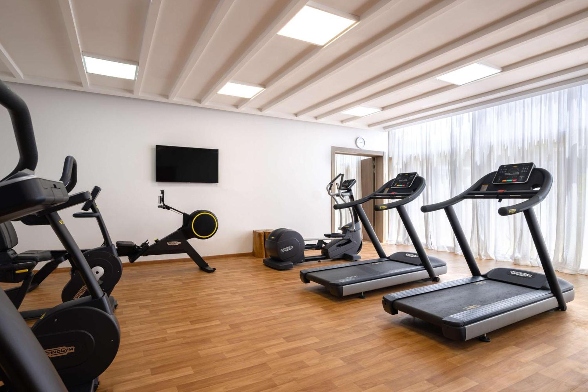 Radisson Blu Resort Αλ Χοσέιμα Εξωτερικό φωτογραφία A gym at a hotel
