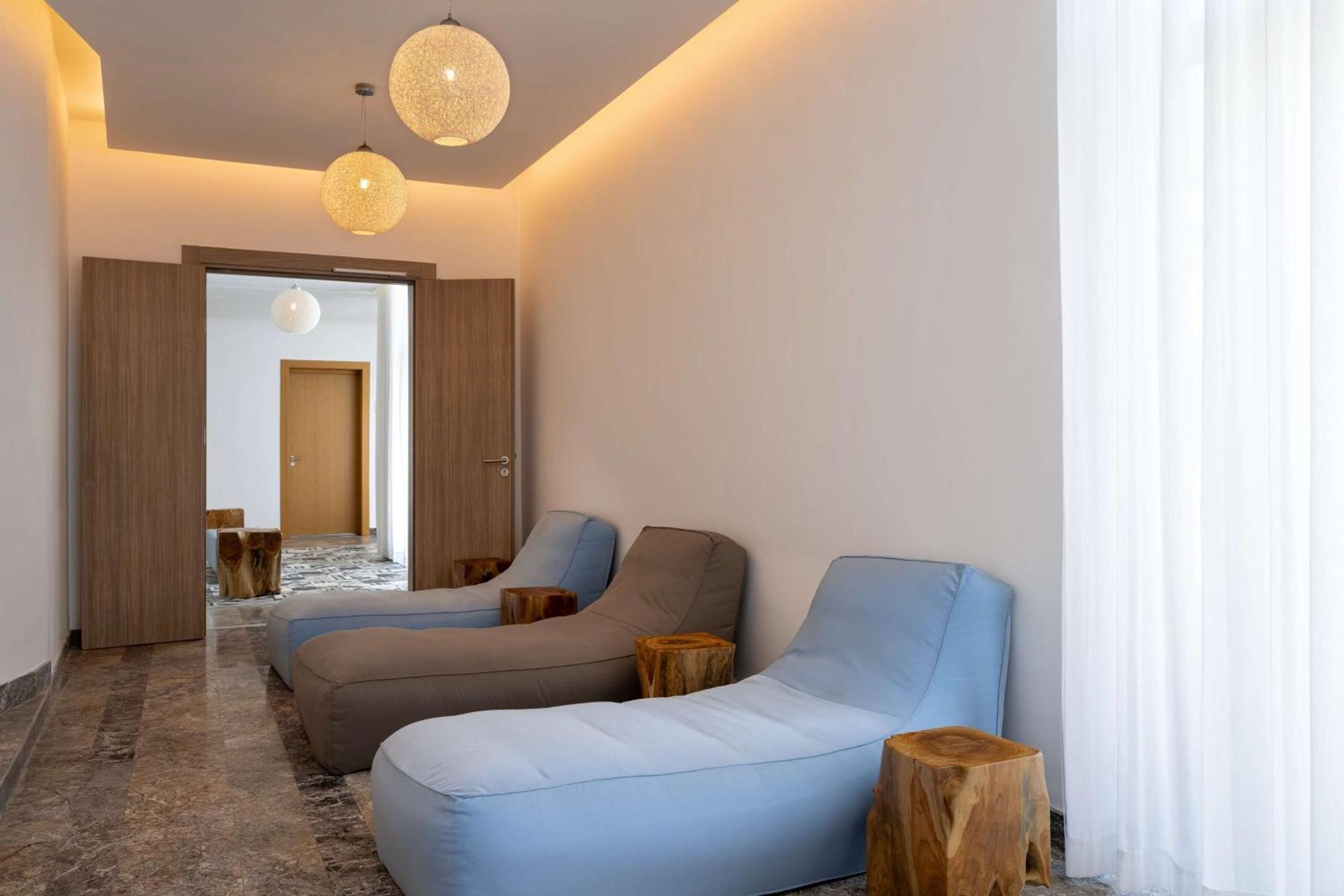 Radisson Blu Resort Αλ Χοσέιμα Εξωτερικό φωτογραφία The interior of a suite at the hotel