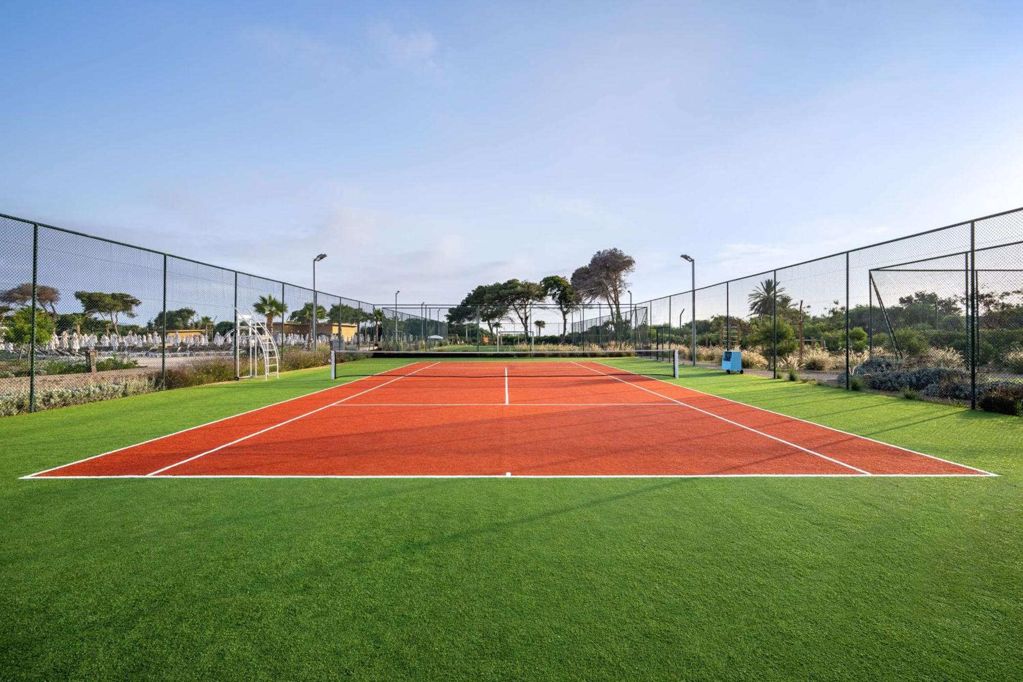 Radisson Blu Resort Αλ Χοσέιμα Εξωτερικό φωτογραφία Tennis court