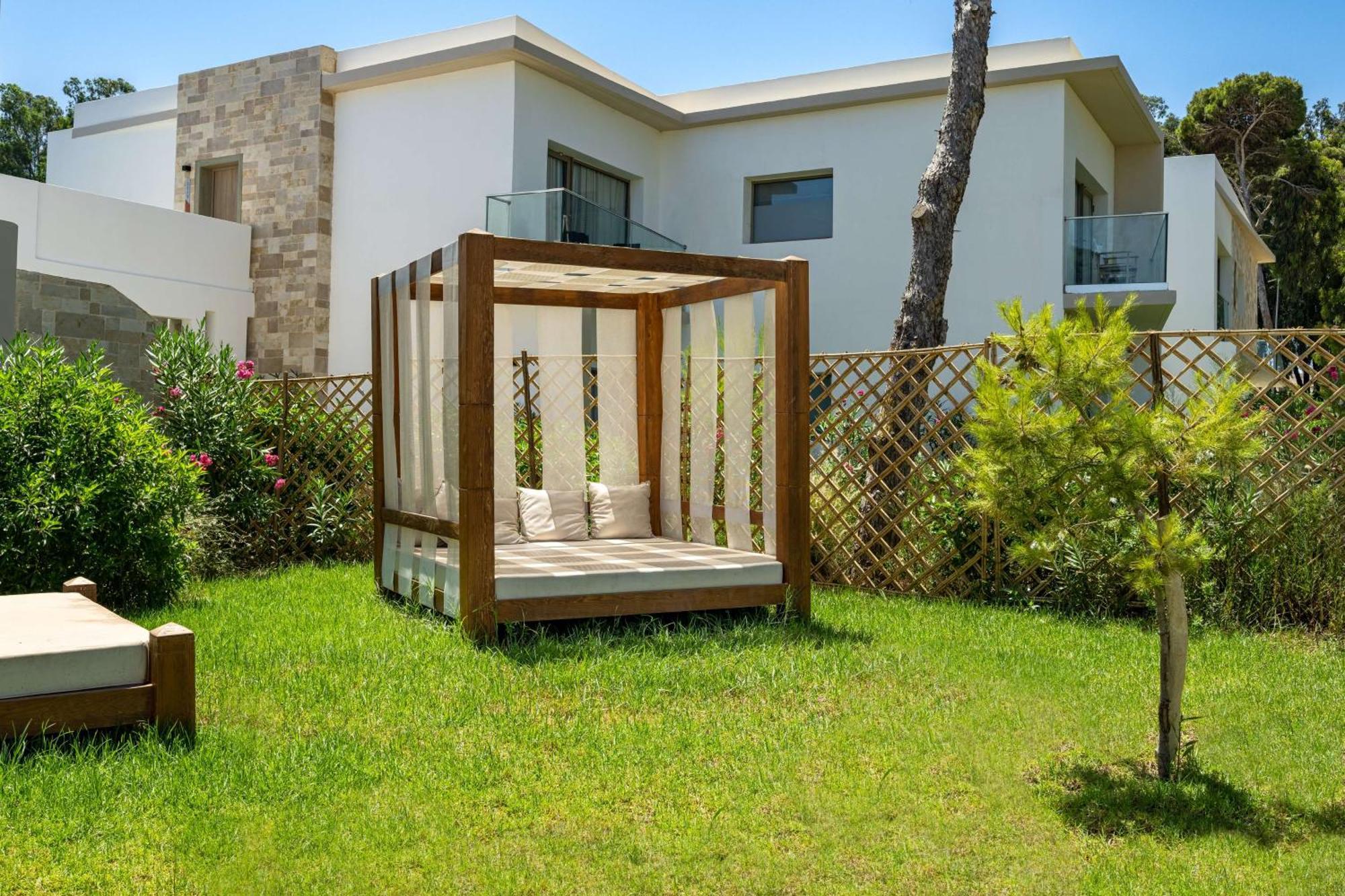 Radisson Blu Resort Αλ Χοσέιμα Εξωτερικό φωτογραφία A pergola in a garden