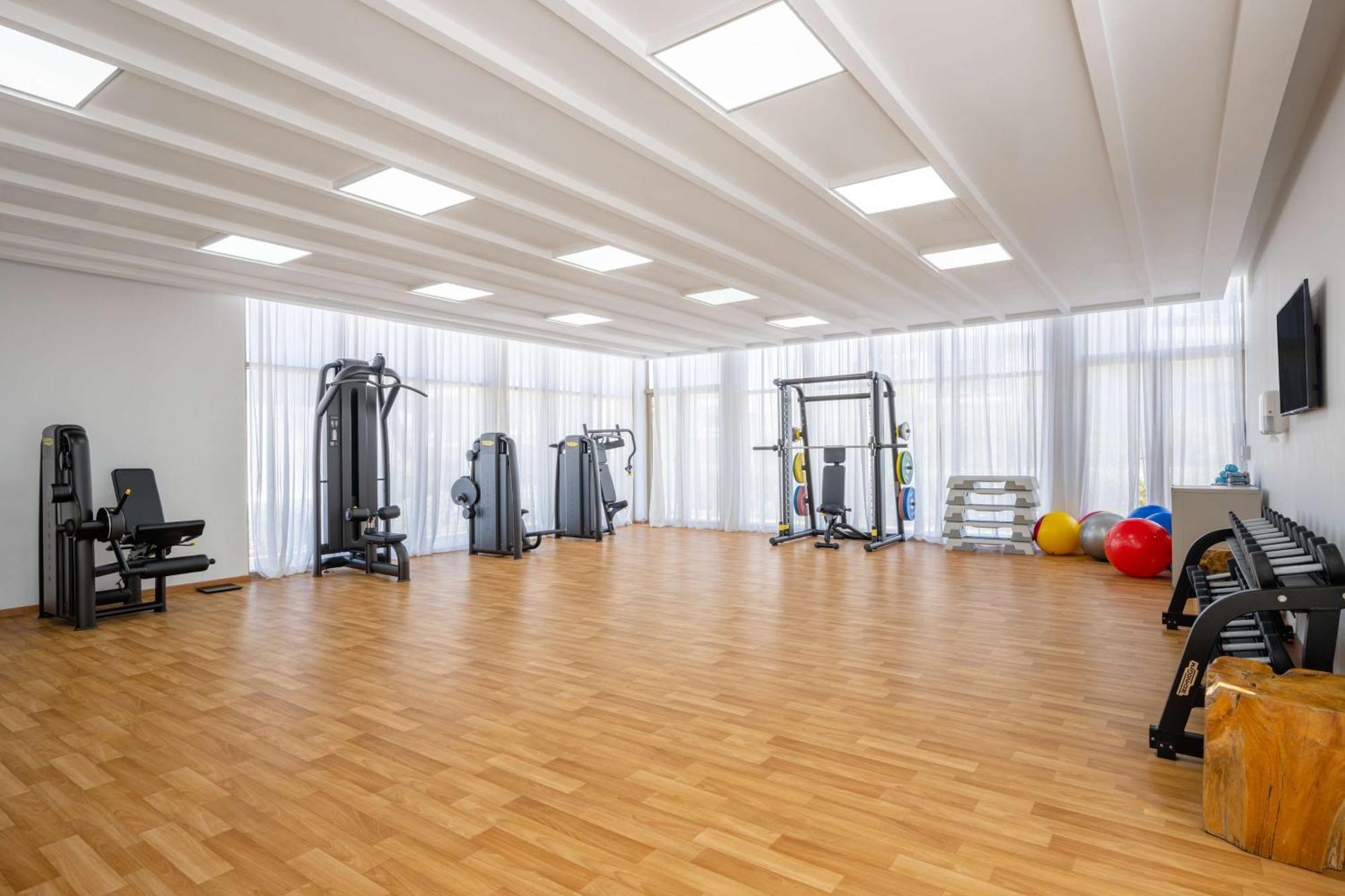 Radisson Blu Resort Αλ Χοσέιμα Εξωτερικό φωτογραφία A gym at the University of Nicosia