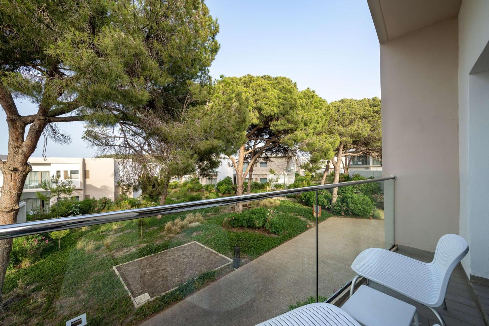 Radisson Blu Resort Αλ Χοσέιμα Εξωτερικό φωτογραφία A balcony