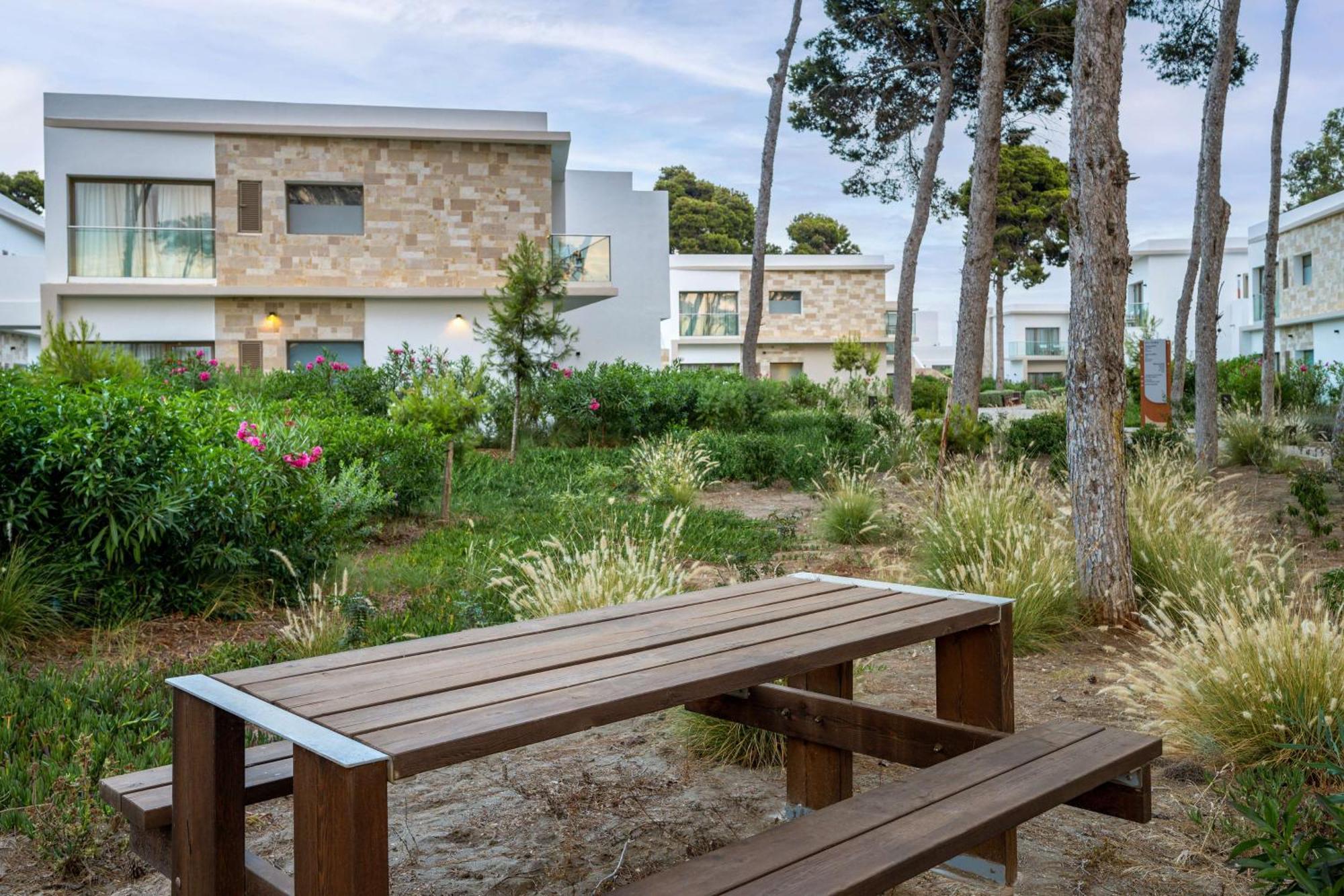 Radisson Blu Resort Αλ Χοσέιμα Εξωτερικό φωτογραφία The campus of the University of Lleida
